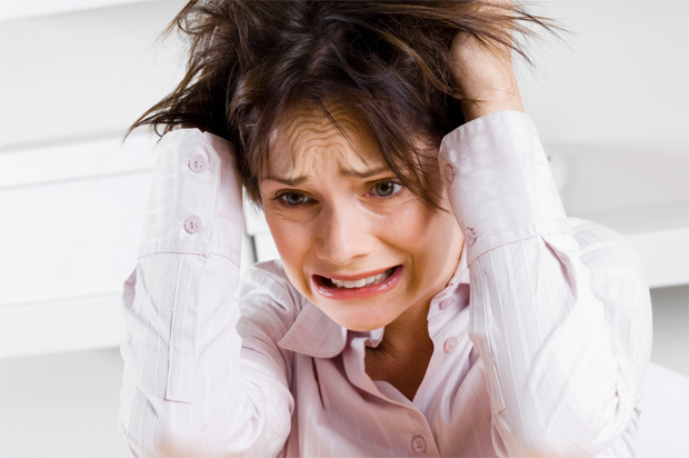 Стресс – частая причина истоньшения и выпадения волос