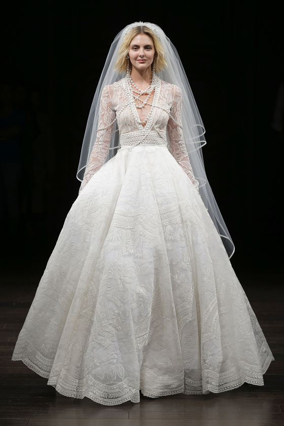 Пышные свадебные платья 2017-2018: кружевное с длинными рукавами и глубоким V-образным вырезом