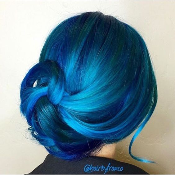 Синие волосы - сияние голубого и бирюзового в растрёпанном низком пучке