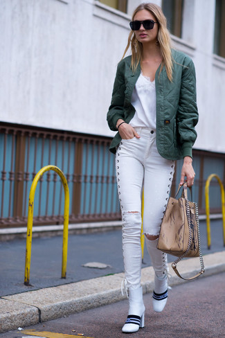 Как и с чем носить: темно-зеленый стеганый бомбер, белая кружевная майка, белые рваные джинсы скинни, белые кожаные ботильоны