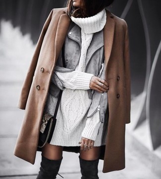 Как и с чем носить: коричневое пальто, серая замшевая косуха, белое вязаное платье-свитер, черные замшевые ботфорты