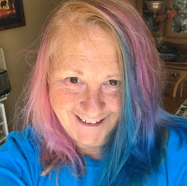 Карен покрасила волосы в честь четырех благотворительных организаций, которые поддерживает