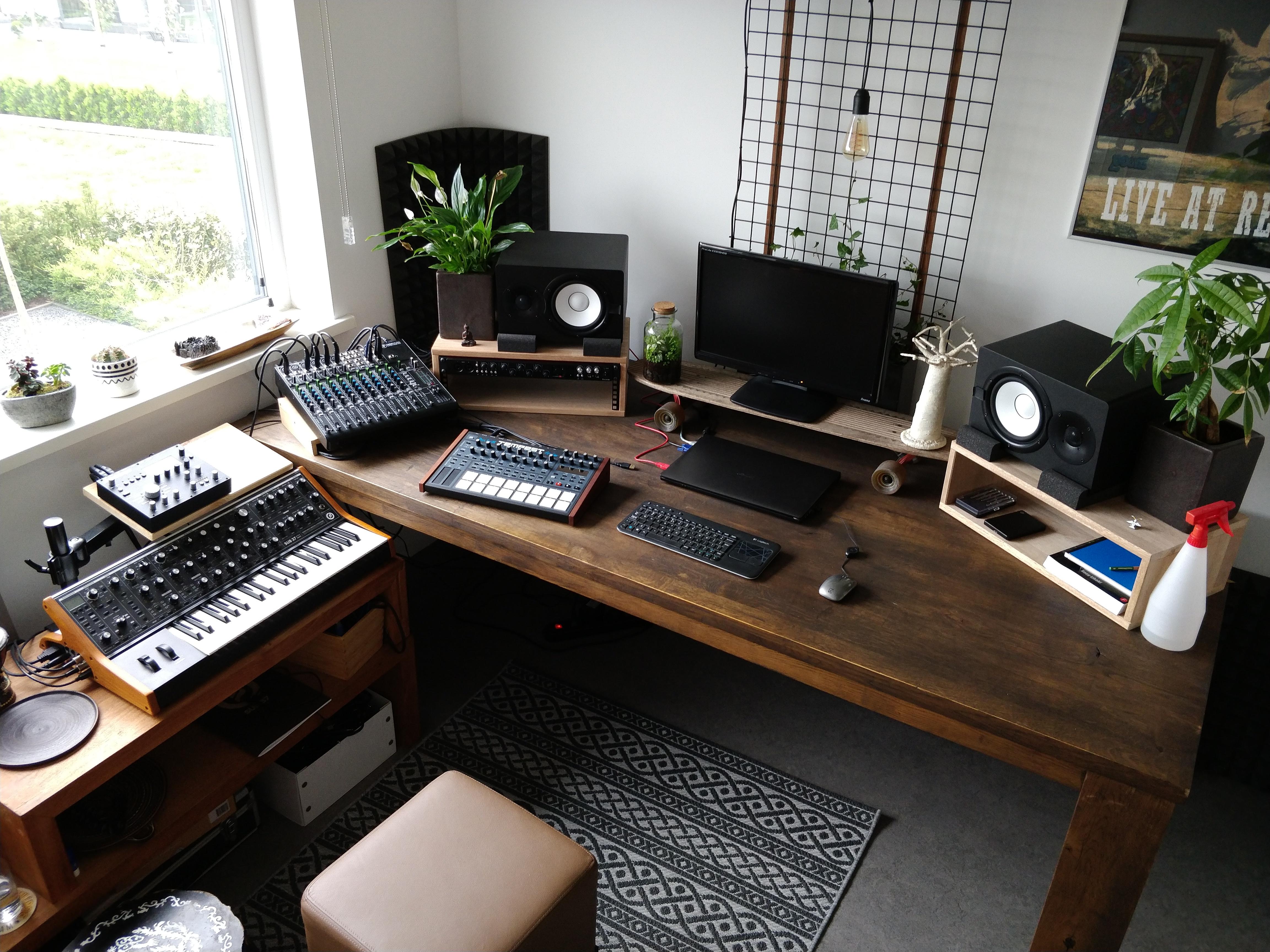 Bedroom music. Yamaha Home-Studio. Музыкальная студия. Домашняя студия звукозаписи. Стол для студии звукозаписи.