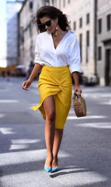 желтая юбка с белой блузкой