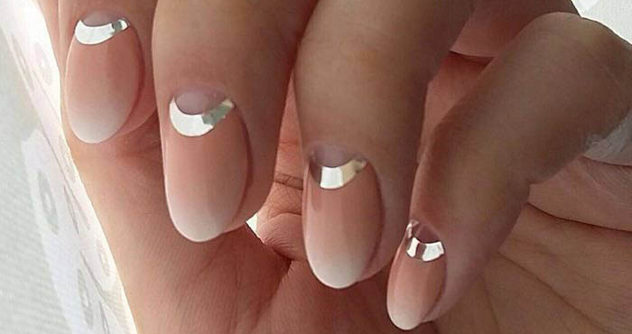 Светлый пастельный градиент на ногтях с зеркальным покрытием