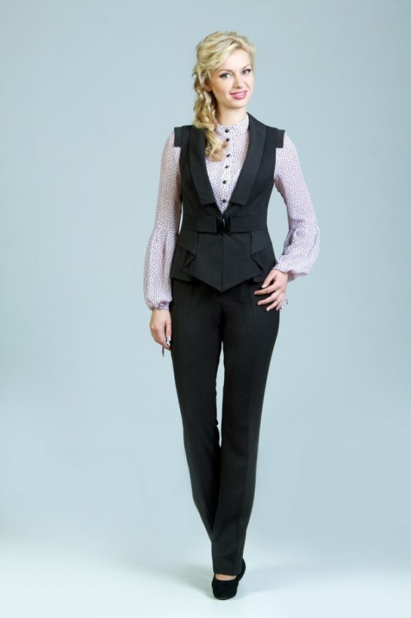 женский костюм мода 2020: с укороченными брюками