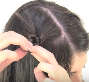 Причёска с узелками для коротких волос - Шаг 1