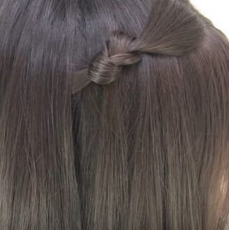 Причёска с узелками для коротких волос - Шаг 2