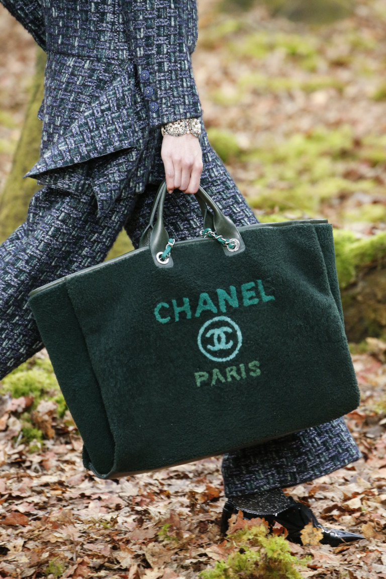 Большая зеленая сумка с надписью Chanel Paris. Коллекция осень-зима 2018-2019