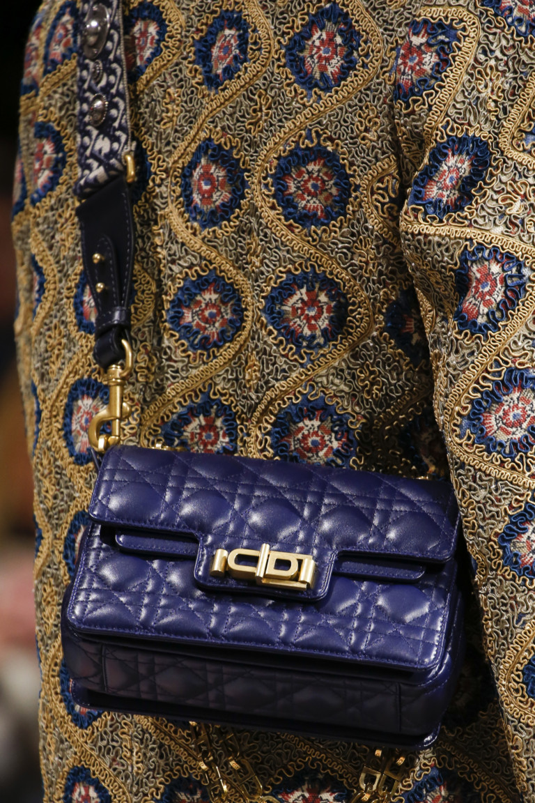 Синяя стеганая сумка через плечо. Коллекция FW 2018-2019 Christian Dior