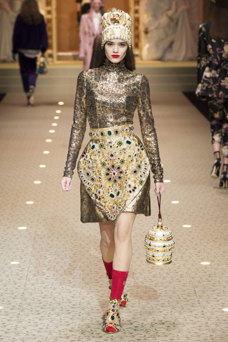 Золотая сумка из осенне-зимней коллекции Dolce & Gabbana