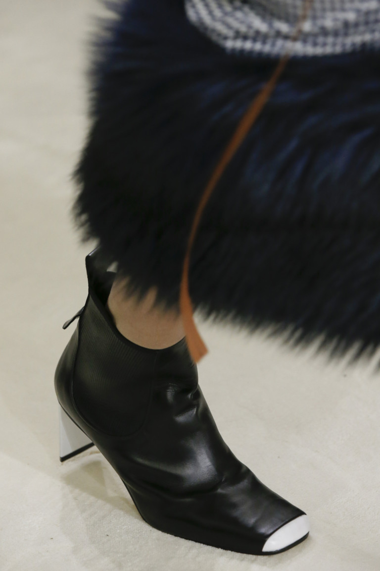 Черные ботинки с квадратным белым носком Loewe. Коллекция осень-зима 2018-2019
