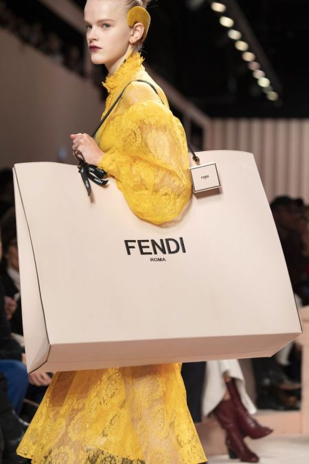 Большая сумка с фирменной надписью Fendi