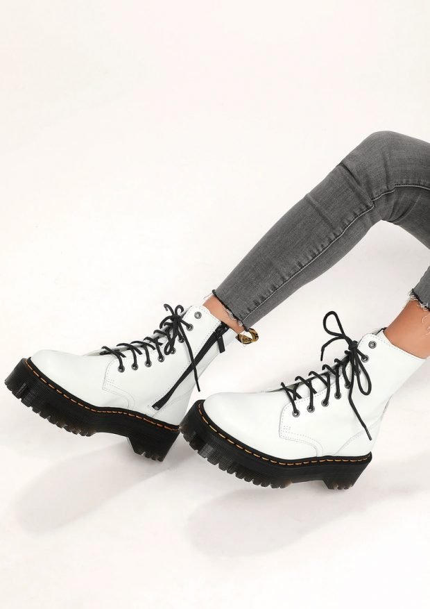 Модная обувь осень-зима 2021: белые толстая подошва черные шнурки